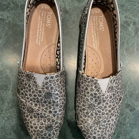 TOMS Print Slip-On Shoes - Picture 3 of 8
